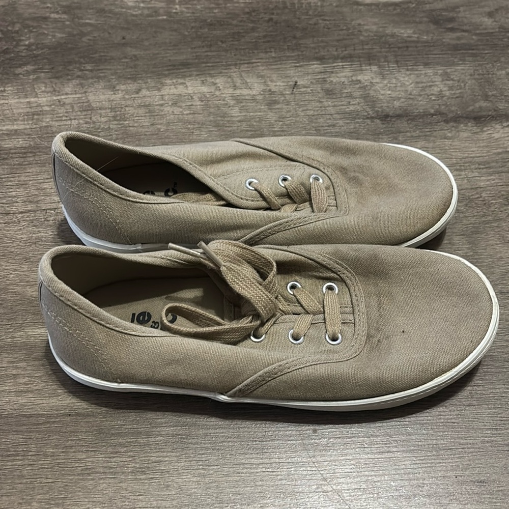 Zoe & Zac tan sneakers size 1.5